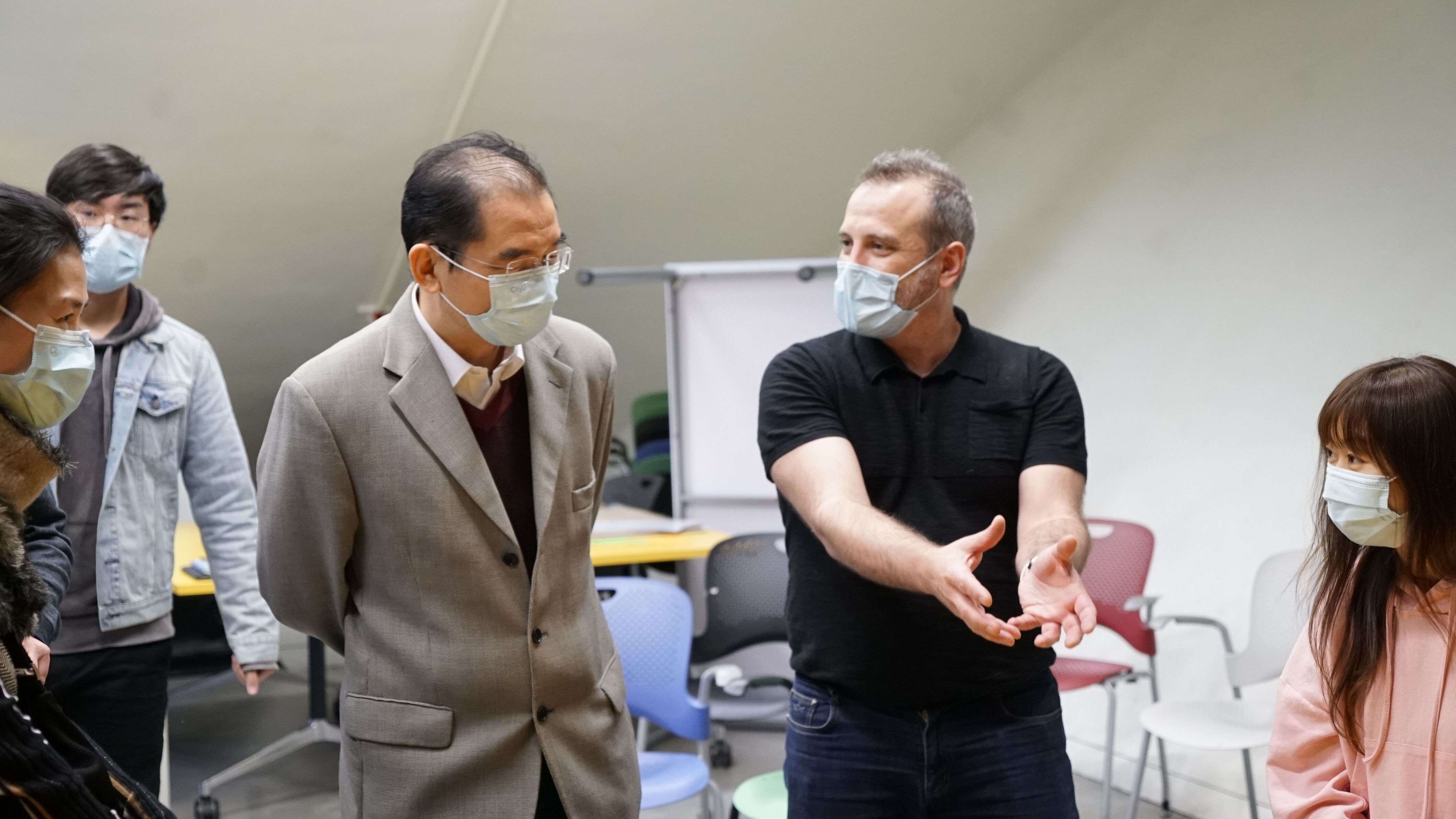 Dr. Alvaro Cassinelli explains the details of demo Veterinary Healthcare Training with AR to Vice-President Prof. Mengsu Yang.